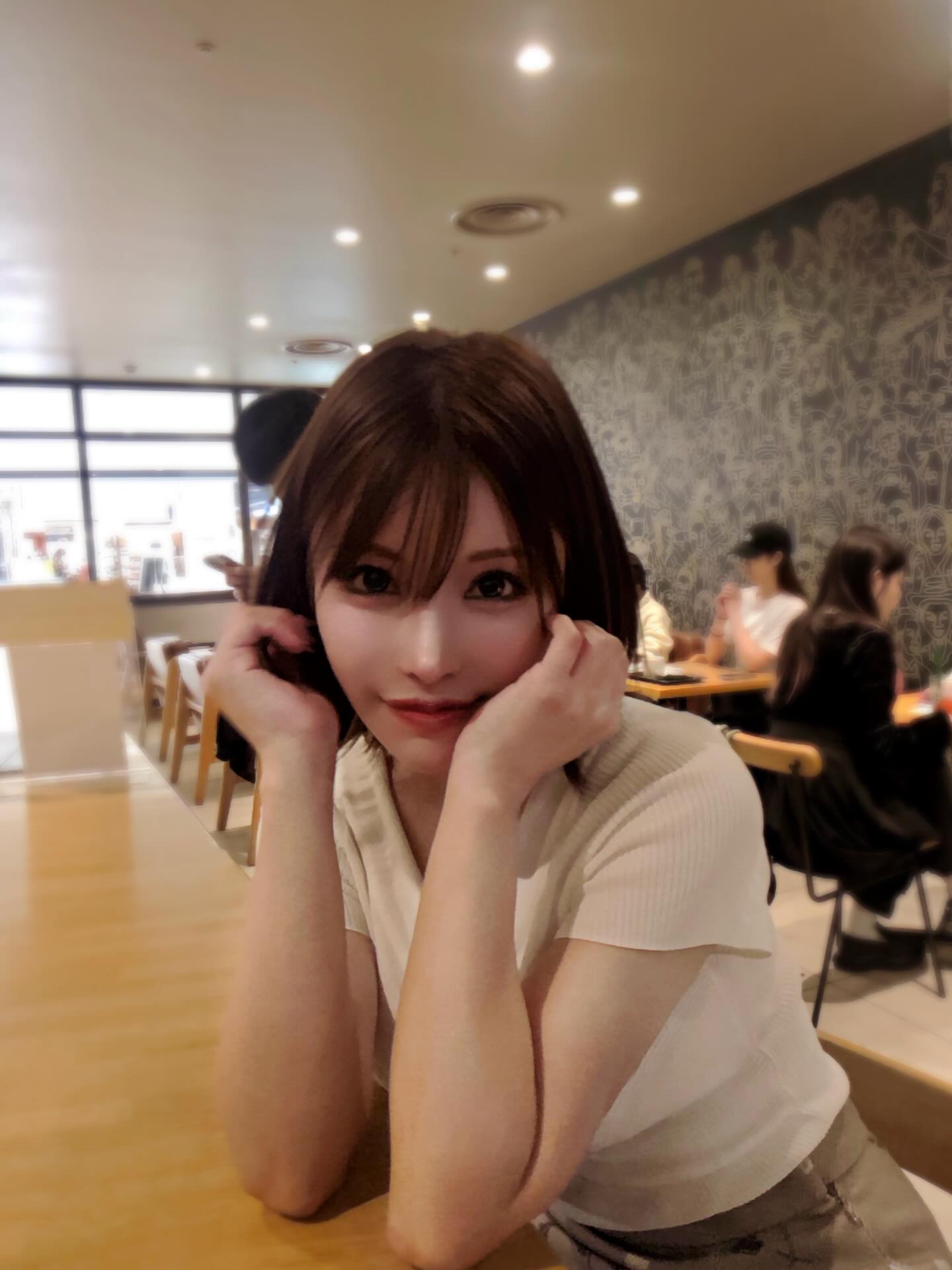 Portrait of Rena in a Tokyo restaurant
